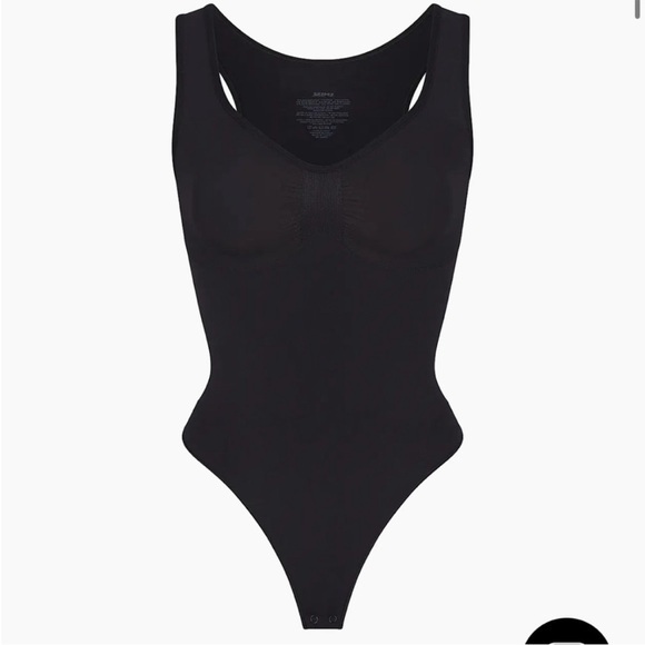 SKIMS SEAMLESS SCULPT SCOOP NECK THONG BODYSUIT BLACK ONYX MEDIUM